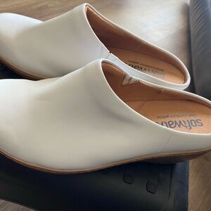Softwalk White Leather clogs